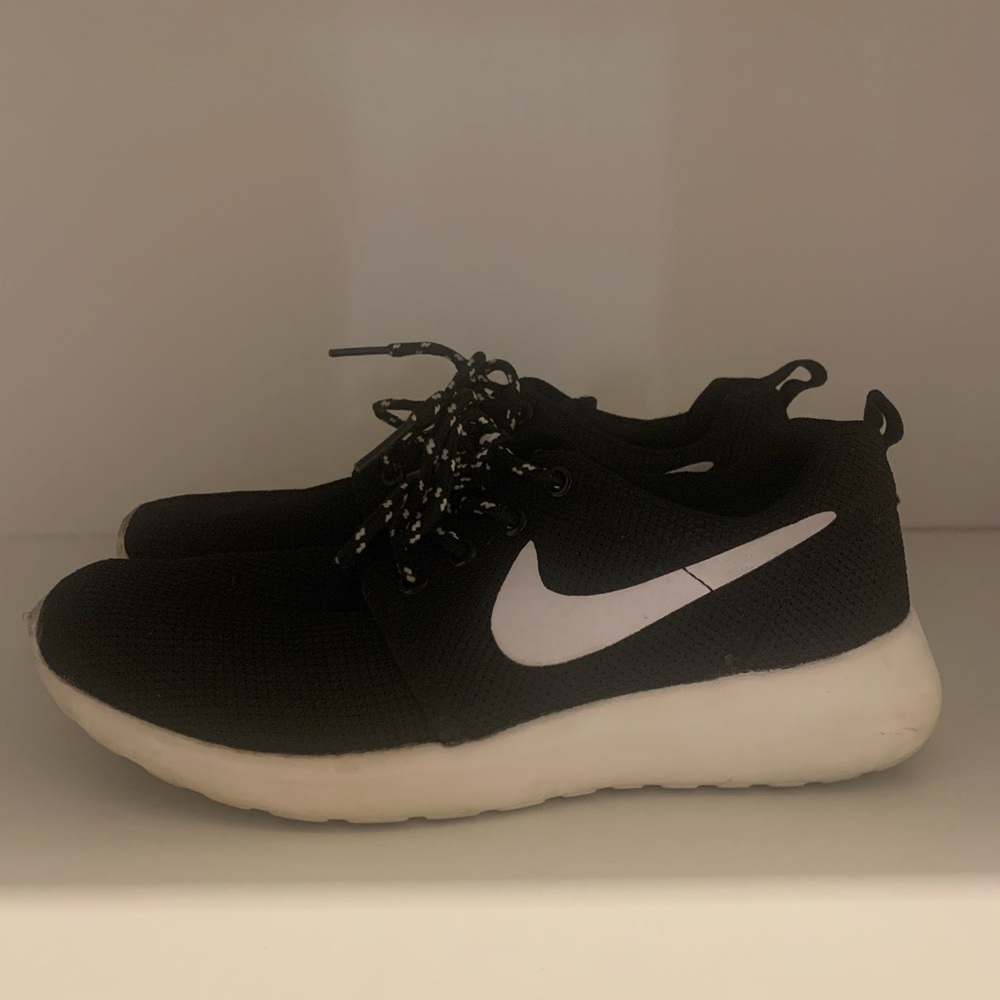 Black Nike roshes